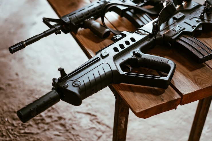 Foto armas de fogo na mesa