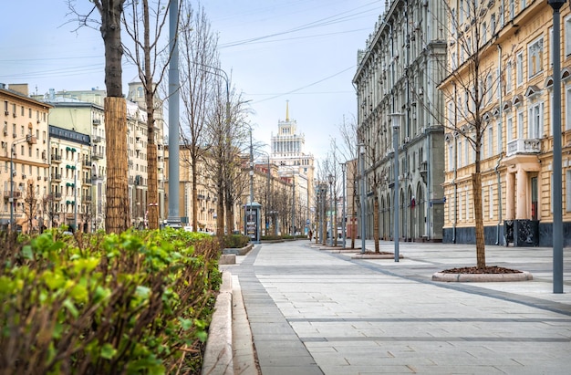 Armas do centro comercial na rua SadovayaTriumfalnaya em Moscou