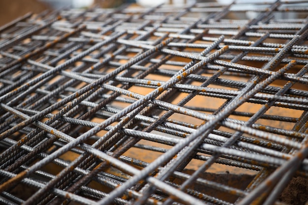 Armas de refuerzo en el sitio de construcción Jaulas de reforzo para cimientos y rejillas Closeup Melaconstrucciones en la construcción moderna