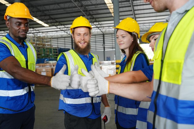 Armazém cadeia de suprimentos industriais e empresas de logística dentro do armazém trabalhadores verificando o estoque produtos nas prateleiras de estoque armazenamento trabalhador fazendo inventário no armazém