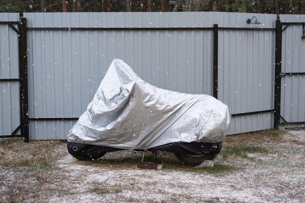 Armazenamento da motocicleta sob um toldo no inverno ao ar livre Toldo de proteção sob a neve