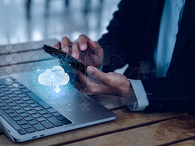 Armazenamento de dados de tecnologia em nuvem e conceitos de gerenciamento de sistema de backup Diagrama de computação em nuvem com ícones de bloqueio de teclado digital no smartphone móvel na mão enquanto pessoas de negócios trabalham com laptop