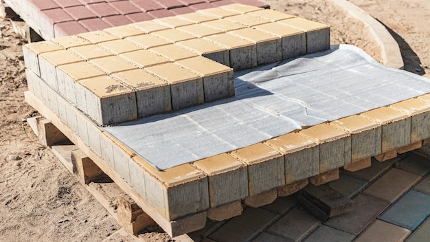 Armazenamento de lajes de pavimentação em paletes no canteiro de obras. Lajes de pavimentação de concreto prontas para instalar. Armazém de produtos acabados.