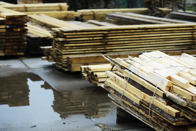 Armazenamento de madeira ao ar livre para a indústria madeireira Processamento de madeira para transporte terrestre e aquático