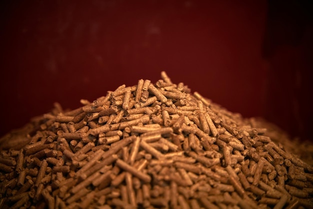 Armazenamento de pellets de madeira Conceito de combustível alternativo Aquecimento doméstico com energia ecológica renovável Serragem prensada para aquecimento de água e interiores