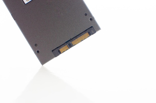 Armazenamento SSD de alta velocidade em cima do laptop cinza com informática da tecnologia SSD Concept.