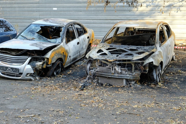 Foto armazones metálicos de dos coches quemados, sabotaje provocado o cortocircuito.