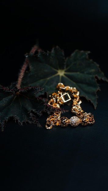 Armband mit drei Diamanten Edelsteinen auf schwarzem Hintergrund