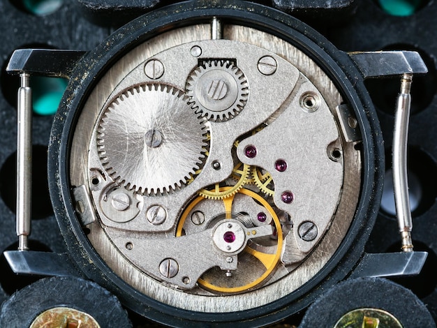 Foto armbanduhr in kunststoffhalter für den service fixiert