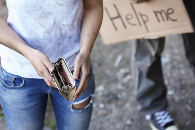 Foto arme frau, die geld zählt