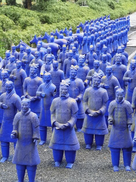 Armee von Soldaten der chinesischen Dynastie aus bemalter Terrakotta