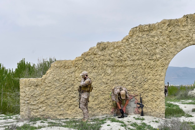 Armeesoldat, der militärische Manöver auf dem Schlachtfeld durchführt