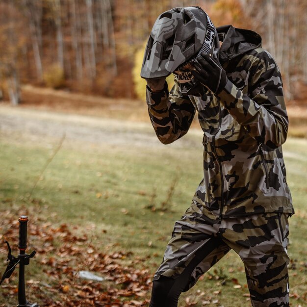 Foto armeesoldat mit helm steht auf dem land