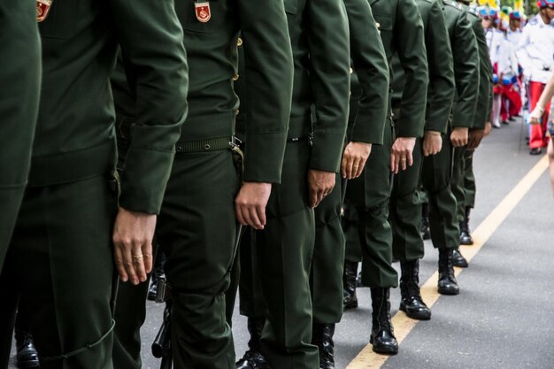 Foto armeesoldaten marschieren am brasilianischen unabhängigkeitstag in der stadt salvador bahia