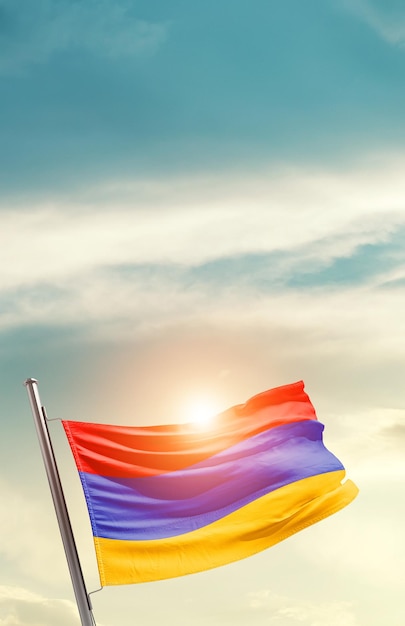 armenia ondeando la bandera en un hermoso cielo.