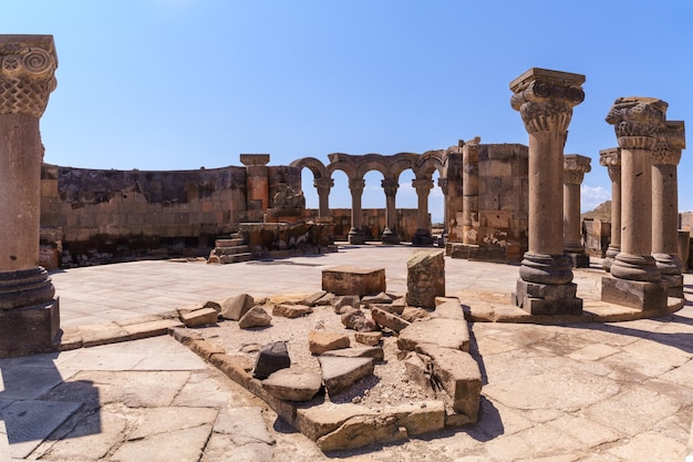 Armenia las ruinas del antiguo monasterio de Zvarnots en Ereván