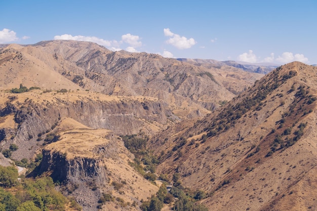 Armenien-Bergschlucht-Herbstansicht. Trockenes Landgebirge eine malerische Landschaftsansicht mit blauem Himmel. Stockfotografie.