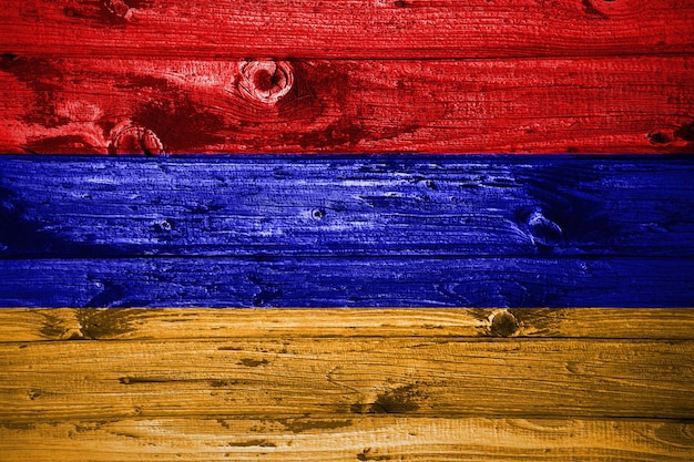 Armenien-Flagge auf Holzbohlen Hintergrund Holzfahne