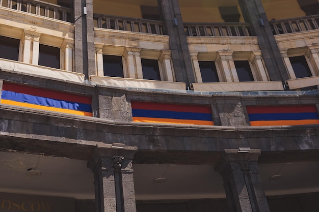 Armenische Flagge Die armenische Flagge hängt an einem historischen Gebäude in der Hauptstadt Eriwan