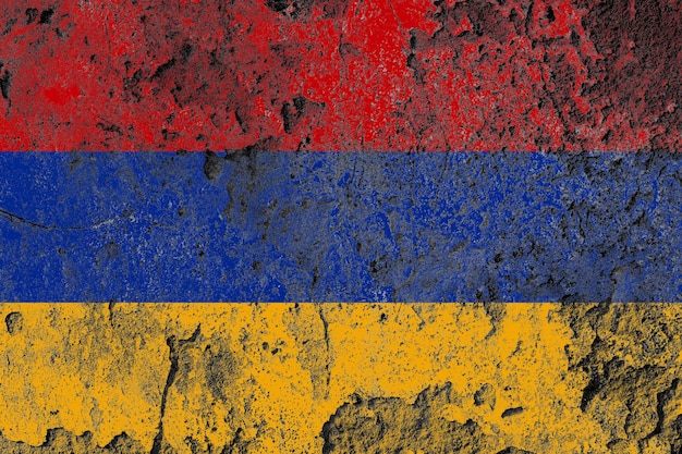 Armenische Flagge gemalt auf einer beunruhigten alten Betonwandoberfläche