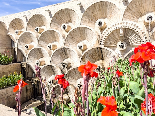 Armenische Kaskaden mit kreisförmigen Brunnen und Blumen