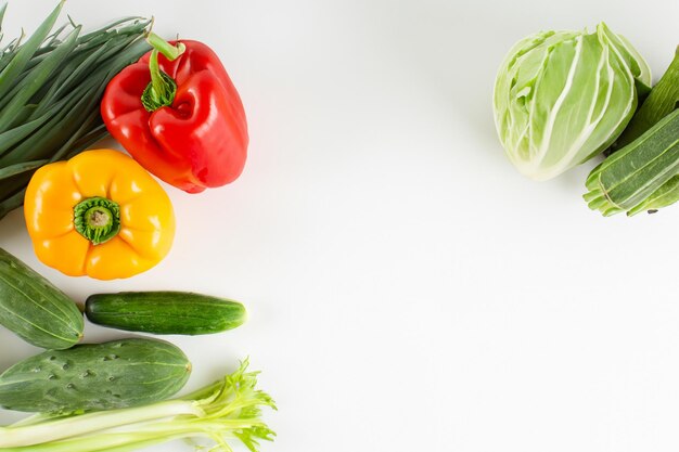 Armonía en lienzo papel blanco en medio de una sinfonía de verduras frescas creando una visual