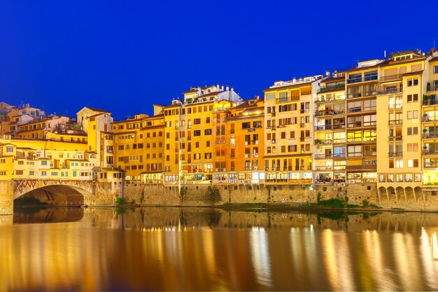 Arno y Ponte Vecchio en la noche en Florencia, Italia.