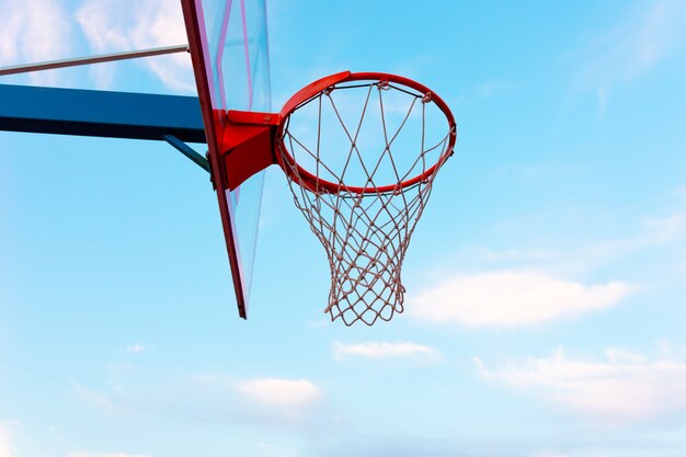 aro de baloncesto de ángulo bajo