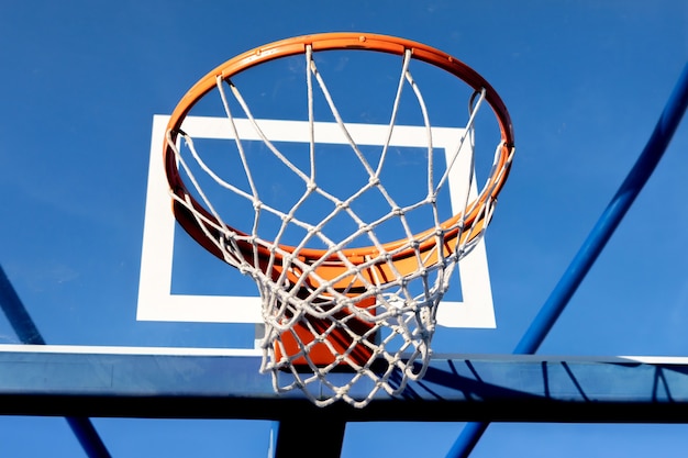 Aro de baloncesto callejero con el cielo de fondo.