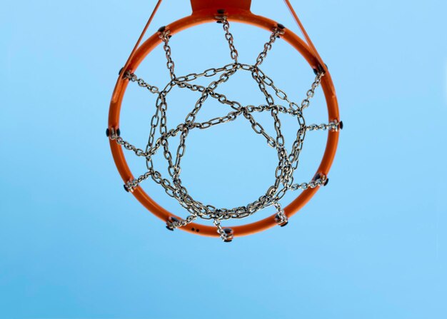 Aro de baloncesto con cielo azul de fondo. Basket Hoop en deportes. Copyspace.