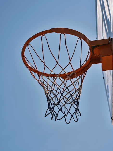 Aro de baloncesto y cielo azul