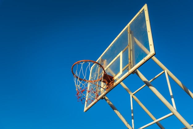 Foto aro de baloncesto en un cielo azul