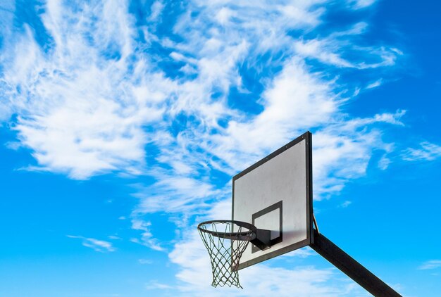 Aro de baloncesto con cielo nublado