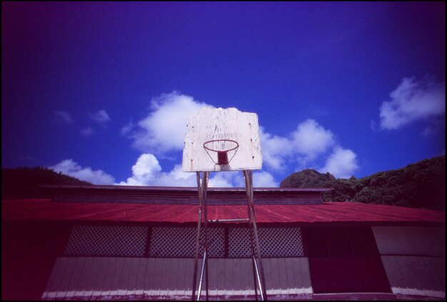 Foto el aro de baloncesto contra el cielo azul