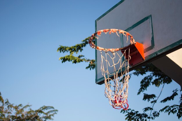 El aro de baloncesto dilapidado necesidad de reparación