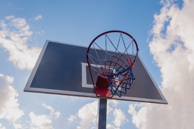 Aro de baloncesto y fondo del cielo azul, cesta del baloncesto.