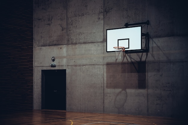 Foto aro de baloncesto en el gimnasio de una escuela moderna.