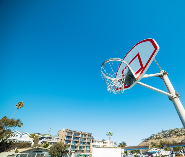 Aro de baloncesto en Laguna Beach