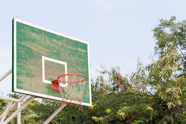 aro de baloncesto en el parque