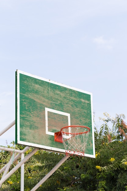 aro de baloncesto en el parque