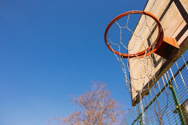 Aro de baloncesto con tablero en el distrito residencial para el juego de baloncesto callejero