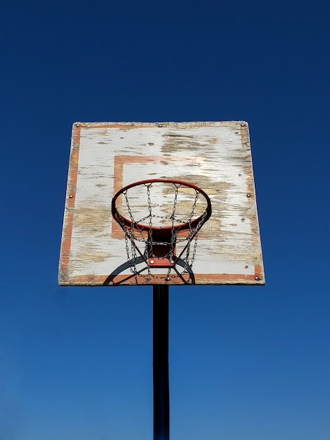 Aro de baloncesto viejo en una arena de baloncesto.