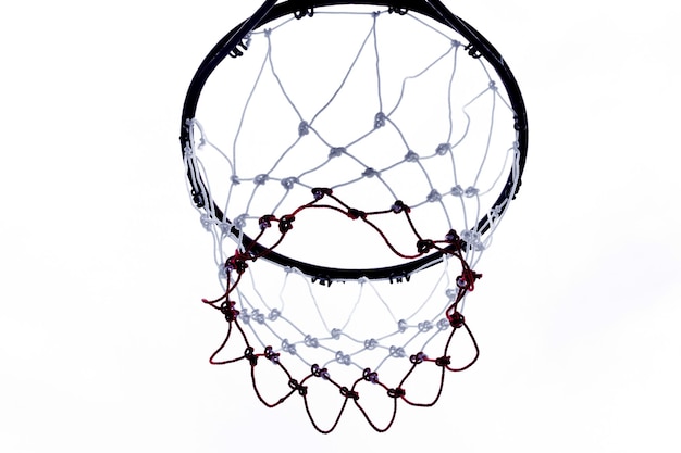 Aro de baloncesto visto desde abajo sobre fondo blanco Una vista de un aro de baloncesto desde abajo
