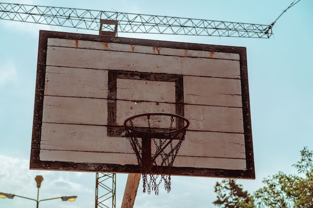 Aro de baloncesto visto desde abajo