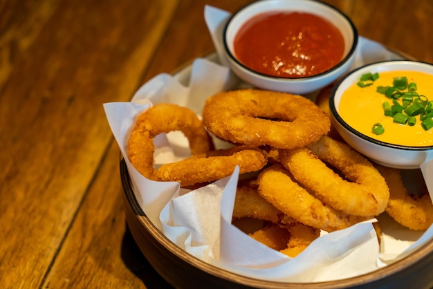 aro de cebolla con ketchup y salsa en el plato