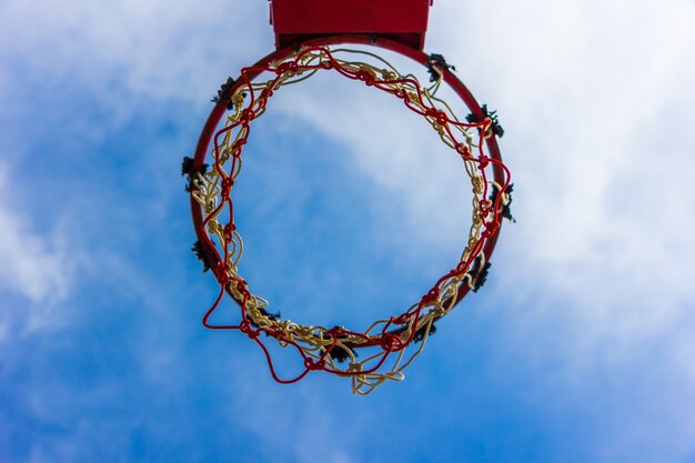 Aro de basquetebol de madeira durante o por do sol.