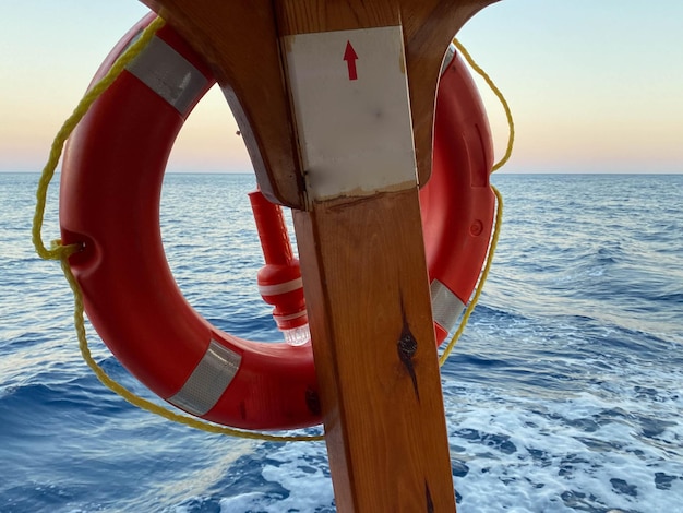 Foto aro salvavidas en el amarre y el barco en un fondo