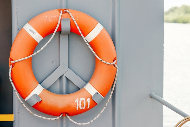 Aro salvavidas naranja en el barco