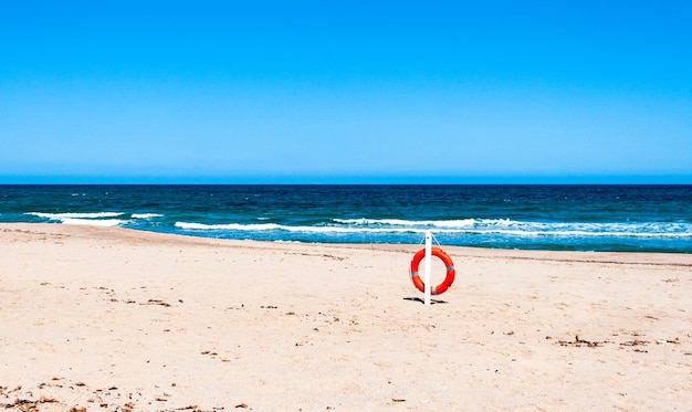 Aro salvavidas en una playa desierta