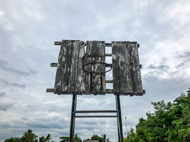 Aro viejo de baloncesto al aire libre defectuoso